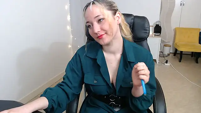 Crystal-dreamt online show from 10.13.25