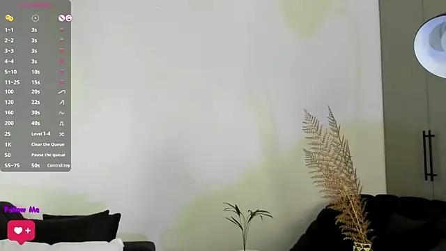 Snapshot of Isabellacharm chatting on 01.10.25 Isabellacharm online show from 01.10.25