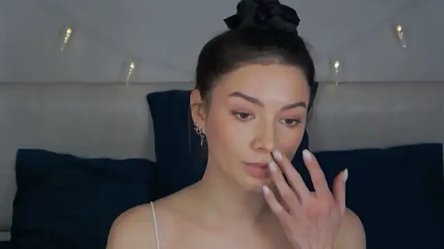 sinthiaroze online show from 02.04.25