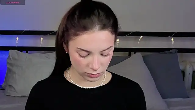 sinthiaroze online show from 10.18.25