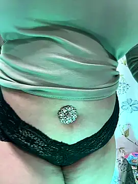Snapshot of Sexybomb33 chatting on 12.19.25 Sexybomb33 online show from 12.19.25