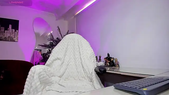 Snapshot of NebetColin chatting on 10.30.25 NebetColin online show from 10.30.25