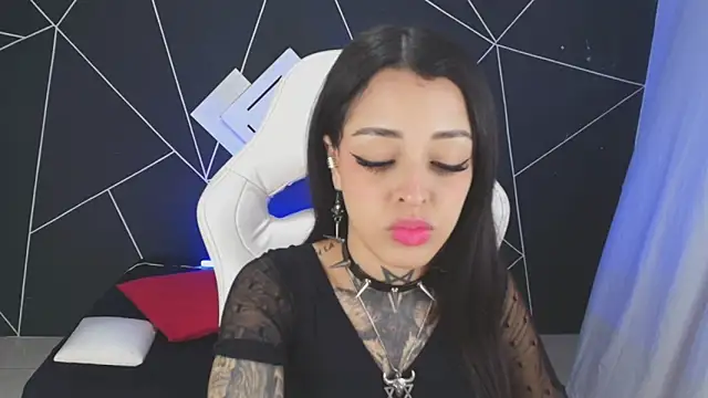 Snapshot of farichell chatting on 10.21.25 farichell online show from 10.21.25