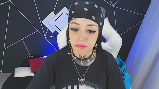 Snapshot of farichell chatting on 10.22.25 farichell online show from 10.22.25