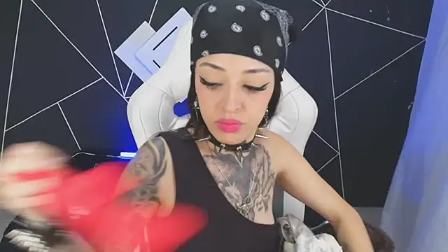 Snapshot of farichell chatting on 10.23.25 farichell online show from 10.23.25