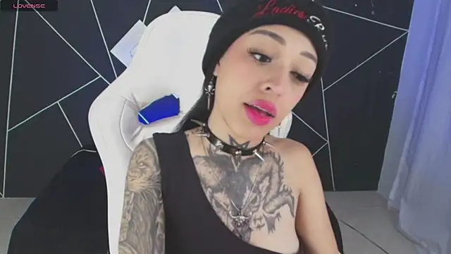 Snapshot of farichell chatting on 10.27.25 farichell online show from 10.27.25