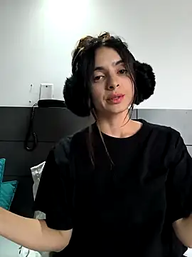 Snapshot of Sam_Sara chatting on 02.21.25 Sam Sara online show from 02.21.25