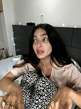 Snapshot of Sam_Sara chatting on 03.08.25 Sam Sara online show from 03.08.25