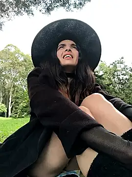 Snapshot of Sam_Sara chatting on 10.31.25 Sam Sara online show from 10.31.25