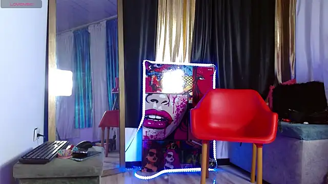 Snapshot of LatexDevil_Blondie chatting on 12.18.24 LatexDevil Blondie online show from 12.18.24
