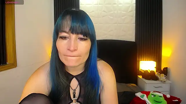 Snapshot of alicia_moom chatting on 12.14.24 alicia moom online show from 12.14.24