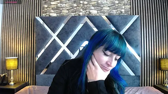 Snapshot of alicia_moom chatting on 01.04.25 alicia moom online show from 01.04.25