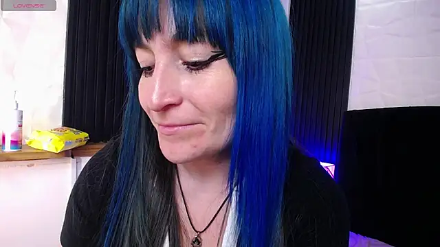 Snapshot of alicia_moom chatting on 01.21.25 alicia moom online show from 01.21.25