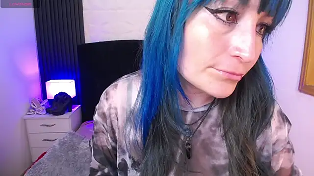 Snapshot of alicia_moom chatting on 02.05.25 alicia moom online show from 02.05.25