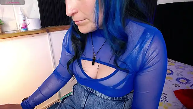 Snapshot of alicia_moom chatting on 02.18.25 alicia moom online show from 02.18.25