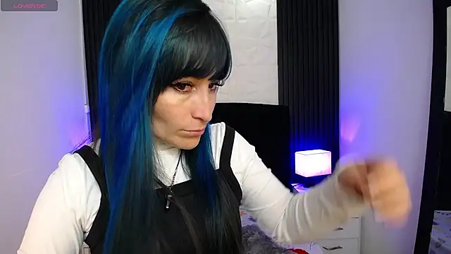 Snapshot of alicia_moom chatting on 03.18.25 alicia moom online show from 03.18.25