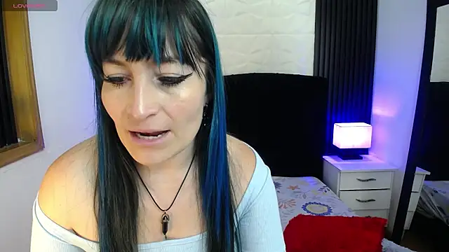 Snapshot of alicia_moom chatting on 03.22.25 alicia moom online show from 03.22.25