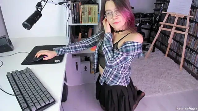 Snapshot of icefroqq chatting on 01.22.25 icefroqq online show from 01.22.25