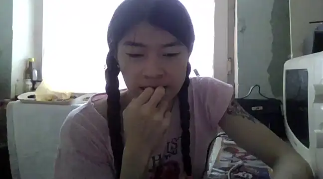 Snapshot of CarlyJoy chatting on 03.18.25 CarlyJoy online show from 03.18.25