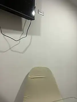 Snapshot of iraide_castro chatting on 06.25.26 iraide castro online show from 06.25.26