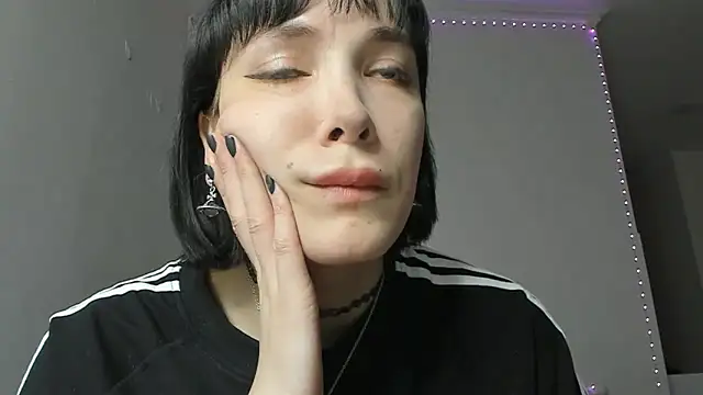 Snapshot of dollmore chatting on 02.15.25 dollmore online show from 02.15.25