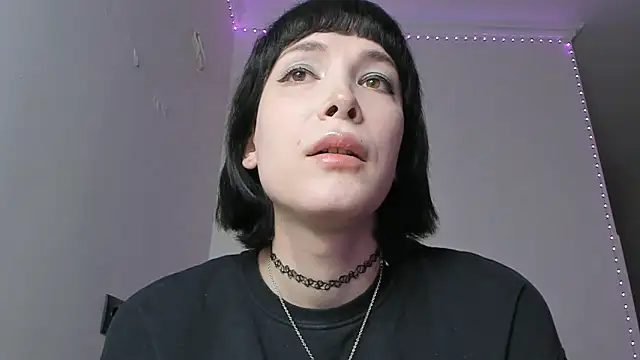 Snapshot of dollmore chatting on 02.21.25 dollmore online show from 02.21.25