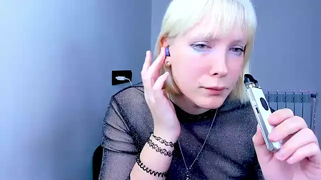 Snapshot of dollmore chatting on 11.05.25 dollmore online show from 11.05.25