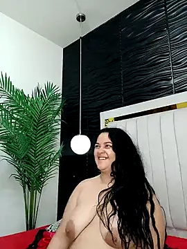 Snapshot of lucia_vonne_ chatting on 02.07.25 lucia vonne online show from 02.07.25
