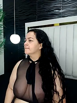 Snapshot of lucia_vonne_ chatting on 02.12.25 lucia vonne online show from 02.12.25