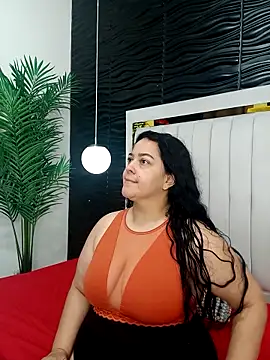 Snapshot of lucia_vonne_ chatting on 02.22.25 lucia vonne online show from 02.22.25