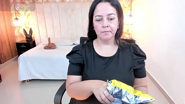 Snapshot of lucia_vonne_ chatting on 02.12.26 lucia vonne online show from 02.12.26