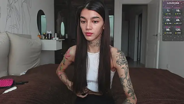 Snapshot of vinkitinkii chatting on 10.28.25 vinkitinkii online show from 10.28.25