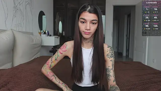 Snapshot of vinkitinkii chatting on 10.29.25 vinkitinkii online show from 10.29.25