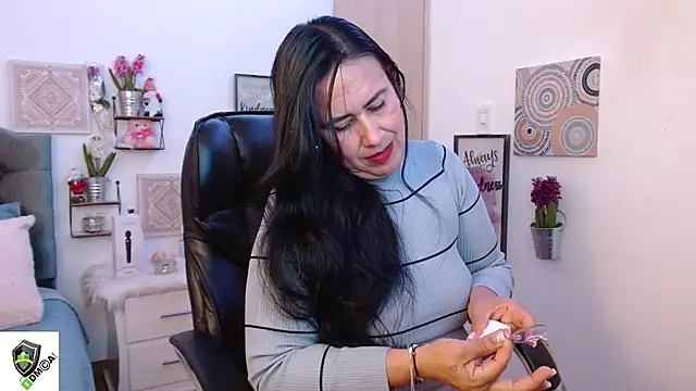 Snapshot of amalia_brunette chatting on 01.04.25 amalia brunette online show from 01.04.25