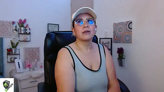 Snapshot of amalia_brunette chatting on 01.13.25 amalia brunette online show from 01.13.25