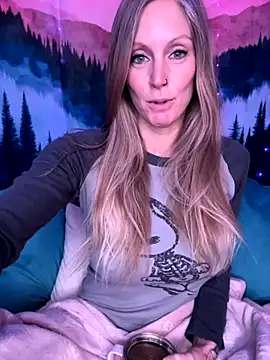 ItsDanniG online show from 10.29.25