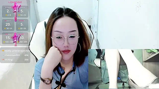 Snapshot of -orange_ chatting on 01.19.25 -orange online show from 01.19.25