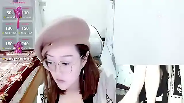 Snapshot of -orange_ chatting on 01.23.25 -orange online show from 01.23.25