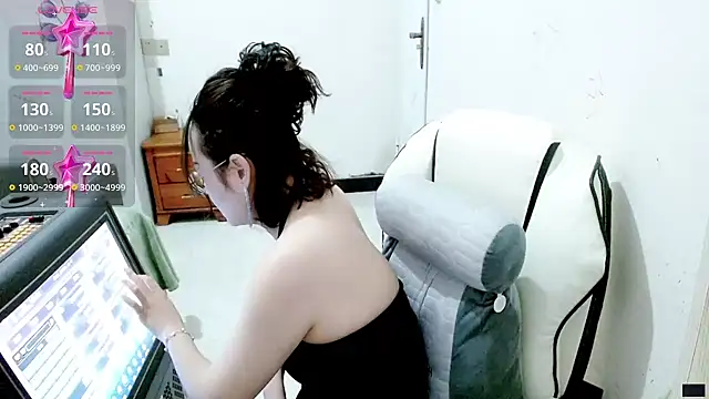 Snapshot of -orange_ chatting on 03.18.25 -orange online show from 03.18.25