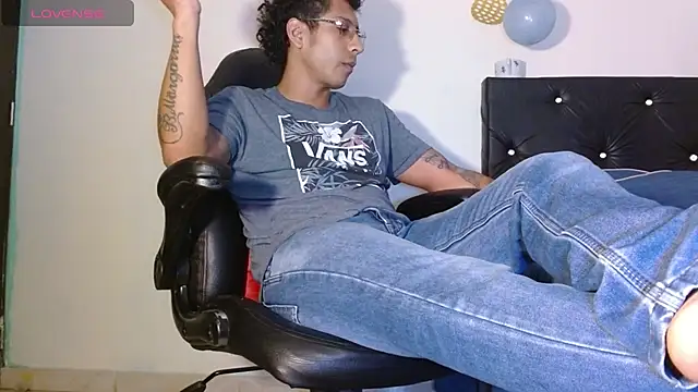 Snapshot of FuckHardlove chatting on 12.03.24 FuckHardlove online show from 12.03.24