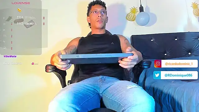 Snapshot of FuckHardlove chatting on 12.20.24 FuckHardlove online show from 12.20.24
