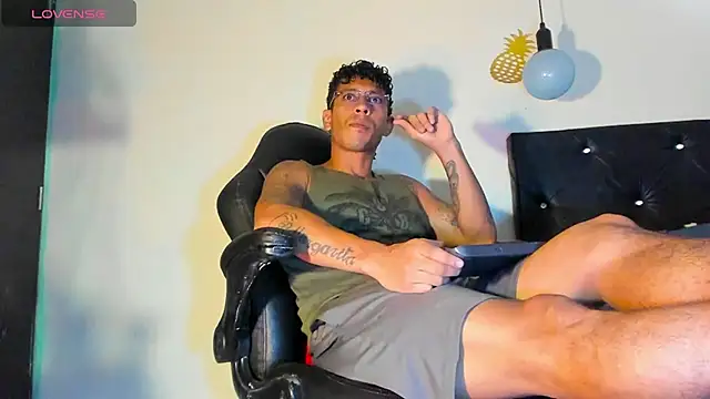 Snapshot of FuckHardlove chatting on 12.28.24 FuckHardlove online show from 12.28.24