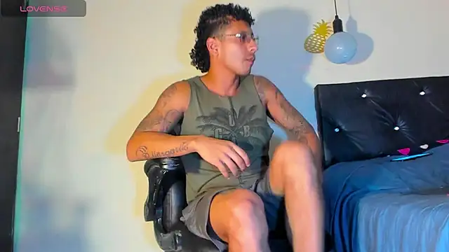 Snapshot of FuckHardlove chatting on 12.29.24 FuckHardlove online show from 12.29.24