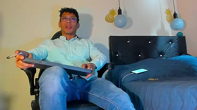 Snapshot of FuckHardlove chatting on 12.30.24 FuckHardlove online show from 12.30.24