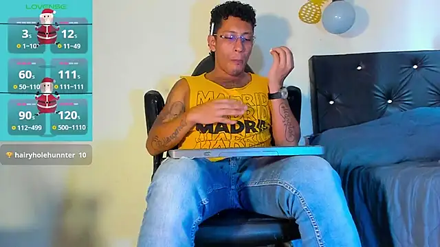 Snapshot of FuckHardlove chatting on 12.30.24 FuckHardlove online show from 12.30.24