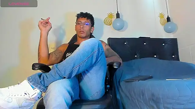 Snapshot of FuckHardlove chatting on 12.31.24 FuckHardlove online show from 12.31.24