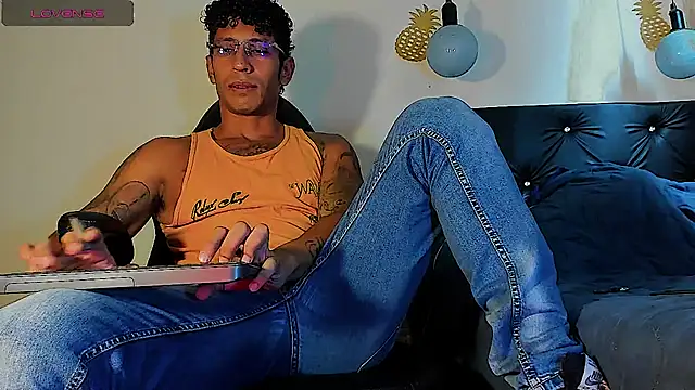 Snapshot of FuckHardlove chatting on 02.27.25 FuckHardlove online show from 02.27.25