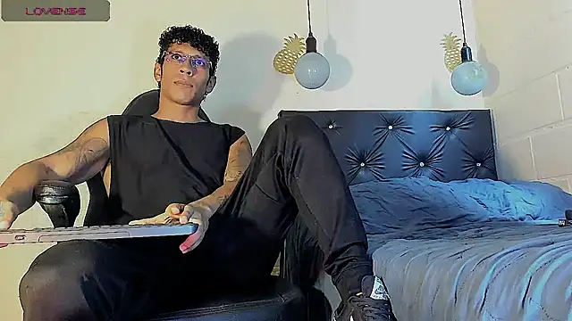 Snapshot of FuckHardlove chatting on 03.02.25 FuckHardlove online show from 03.02.25