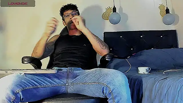 Snapshot of FuckHardlove chatting on 03.04.25 FuckHardlove online show from 03.04.25