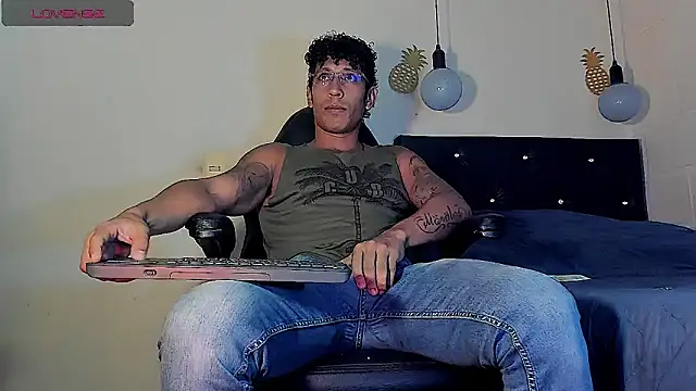 Snapshot of FuckHardlove chatting on 03.08.25 FuckHardlove online show from 03.08.25